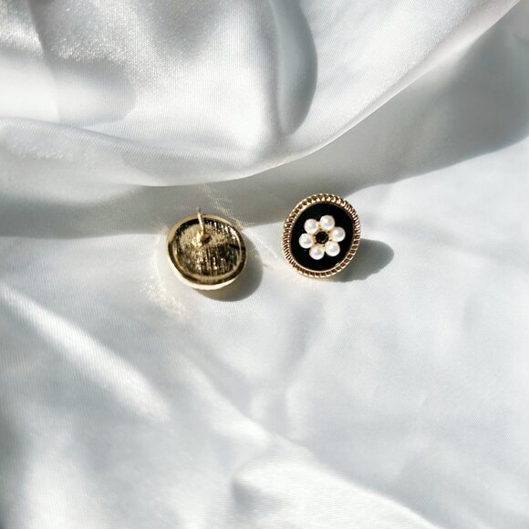 Vintage Pearl Flower Stud Earrings Elegant Black & Gold Design inspired floral - Picture 3 of 4